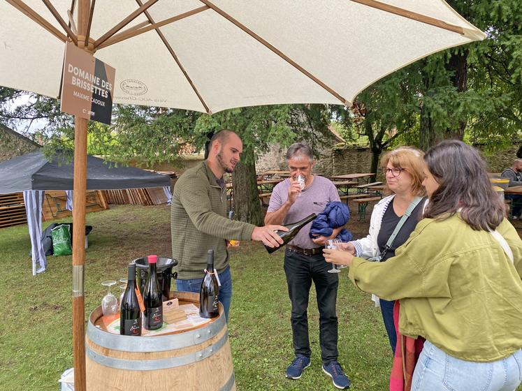 De nombreux vignerons ont fait déguster leurs vins, comme Maxime Cadoux, gérant du Domaine des Brissettes, qui était accompagné de son frère venu en renfort pour présenter ses deux premières cuvées depuis son installation. 