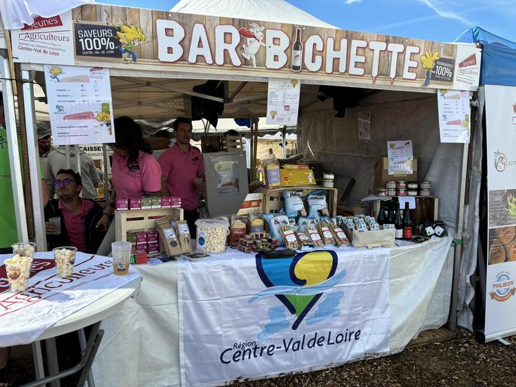 Le Bar Bichette, clin d'œil au fromage AOP Sainte-Maure-de-Touraine, proposait restauration et vins du Val de Loire. 