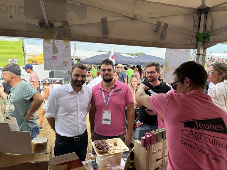 Pierrick Horel, président de JA national, a inauguré Les Halles de Jim, à la rencontre des adhérents bénévoles sur leurs stands.