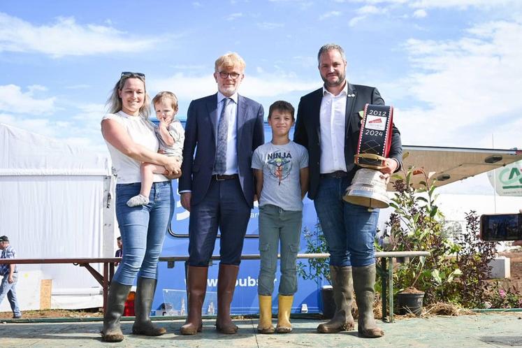 Arnaud Gaillot, ex-président JA, a été décoré par le ministre Marc Fesneau en présence de sa famille. 