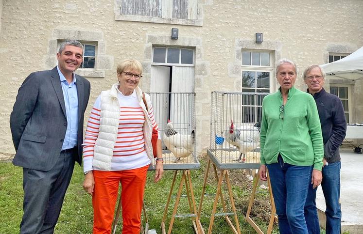 Mardi 10 septembre, à Coulmiers. De g. à d. : David Jacquet, conseiller régional et maire d’Artenay, Elisabeth Manchec, maire de Coulmiers, Hortense Wallet, présidente de l'association des Amis du château de Luz et Guy Fourmont, bénévole au sein de l'association.