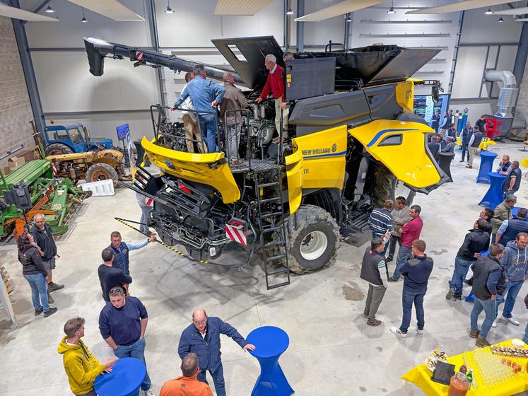 Mercredi 11 septembre, à Châteaudun. L'atelier 4.0 du Campus de Nermont a servi d'écrin à la présentation de la New Holland CR 11 Next Gen.
