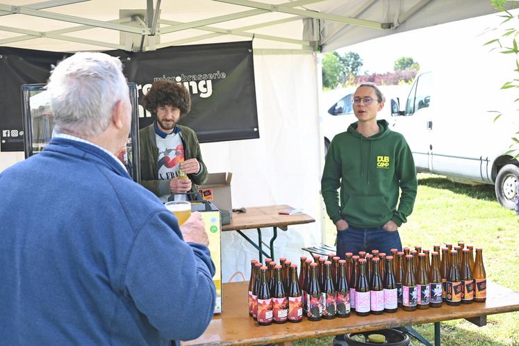 Les brasseurs présents ont profité du salon de la bière pour échanger avec les consommateurs venus découvrir leurs bières, comme Élie Bouchaud et Jethro Ward de la brasserie Brewing Cartel. 