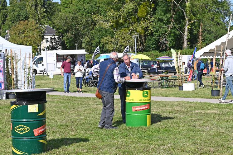 Les visiteurs ont pu passer un moment convivial autour d'une bière artisanale achetée auprès de l'une des treize brasseries présentes. 