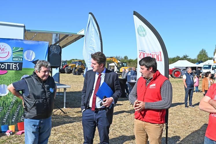 Vincent Le Duff, sous-préfet du Vendômois, est venu dimanche 15 septembre pour échanger avec les représentants de la profession agricole, dont François-Xavier Rone, président FNSEA 41, et Fabien Bourgueil, président JA 41.