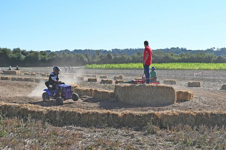 Tout le week-end, le syndicat JA 41 a organisé des courses de tracteurs-tondeuses-cross avec de nombreux concurrents, venus parfois de loin. 