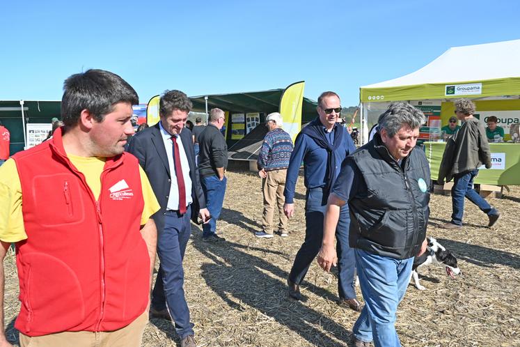 Xavier Pelletier, préfet de Loir-et-Cher, accompagné de son border collie Speggi, est venu dans l'après-midi du dimanche échanger avec les représentants du monde agricole loir-et-chérien. 