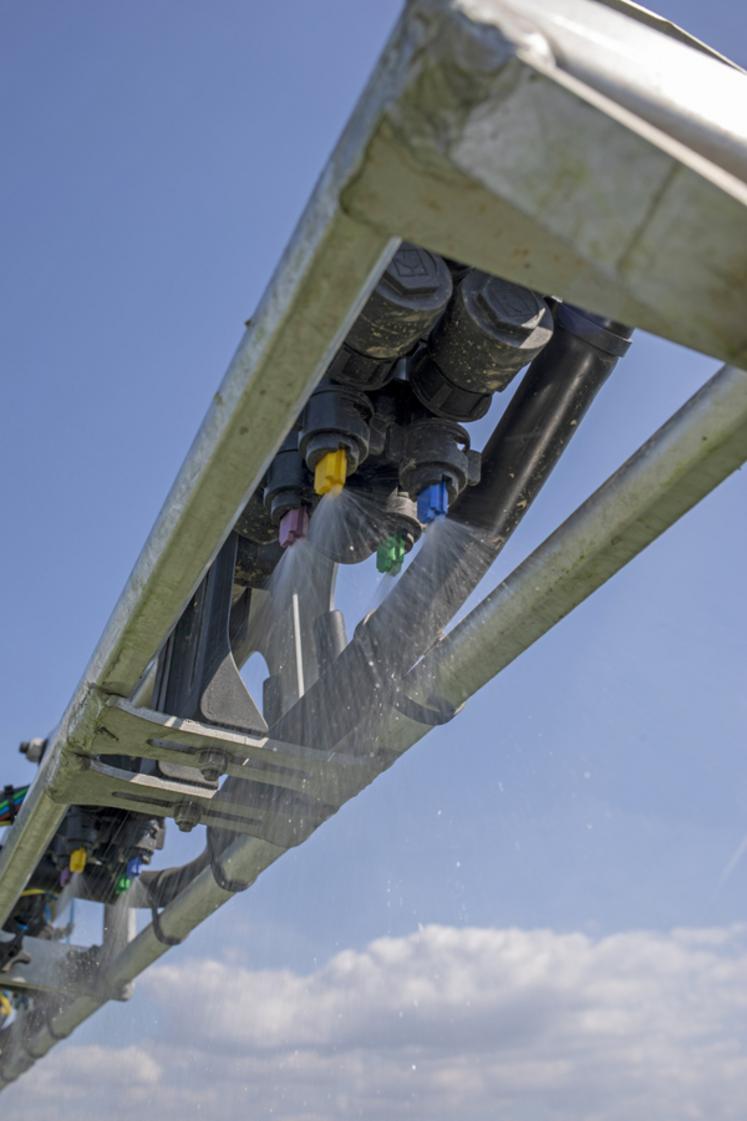 Le remplacement du porte-jet rotatif par un quadrijet permet, grâce à quatre circuits pneumatiques, de choisir entre quinze combinaisons de buses différentes.