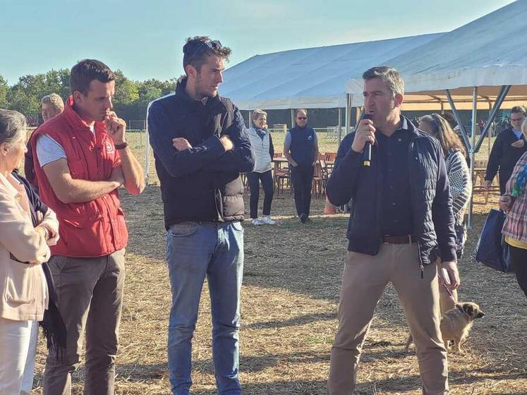 Lors de l'inauguration de Terre en fête à Montbouy, Sébastien Méry (à d.), président de la FNSEA 45, fait un discours, aux côtés de Valentin Caron, président de JA 45, et Luc Vivier, président des JA de Châtillon/Coligny, canton organisateur de l'événement cette année.