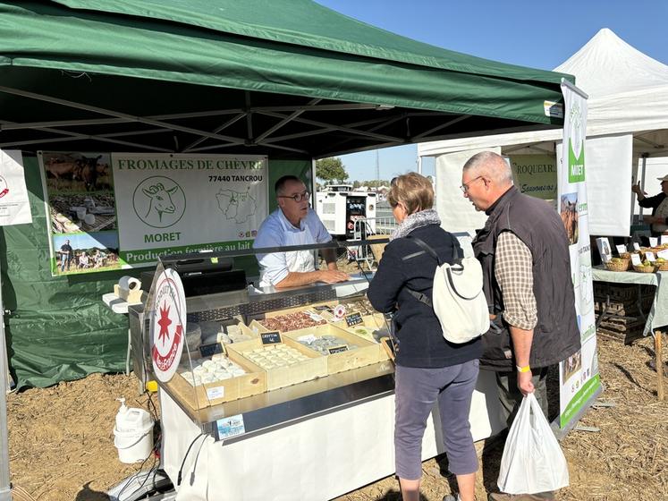 Dimanche 15 septembre, à Nanteuil et Mareuil-lès-Meaux. Les Fromages de chèvre Moret, qui ont décroché cinq médailles dont trois en or au Concours des produits laitiers franciliens au lait de chèvre, étaient présents sur le marché du terroir.