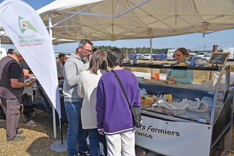 Le stand de l'association Fermes laitières et fromagères d'Île-de-France proposait des dégustations. 