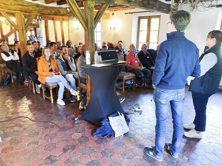 Jeudi 12 septembre, à Montigny-sur-Avre. Thomas Martal (à d.), le fondateur de la start-up Stock CO2, a parlé décarbonation aux invités du Crédit agricole.