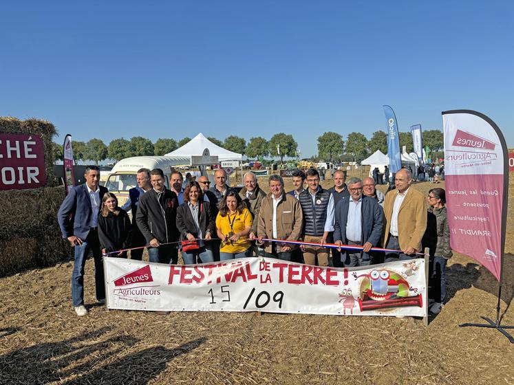 Nanteuil et Mareuil-lès-Meaux, dimanche 15 septembre, 10 h 30. Élodie Hébert — qui accueille la manifestation sur ses terres —, co-présidente du Festival de la terre avec Christophe Collin, coupe le ruban inaugural entourée d’élus et de responsables professionnels.