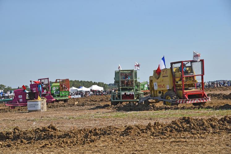 Le moiss-batt-cross reste une des attractions phares du Festival de la terre. Les JA préparent leurs machines de longs mois à l'avance. 