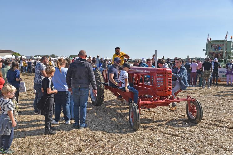 Nouveauté de l’année, le tracteur géant à pédales a sillonné les allées du Festival tout au long de la journée. 