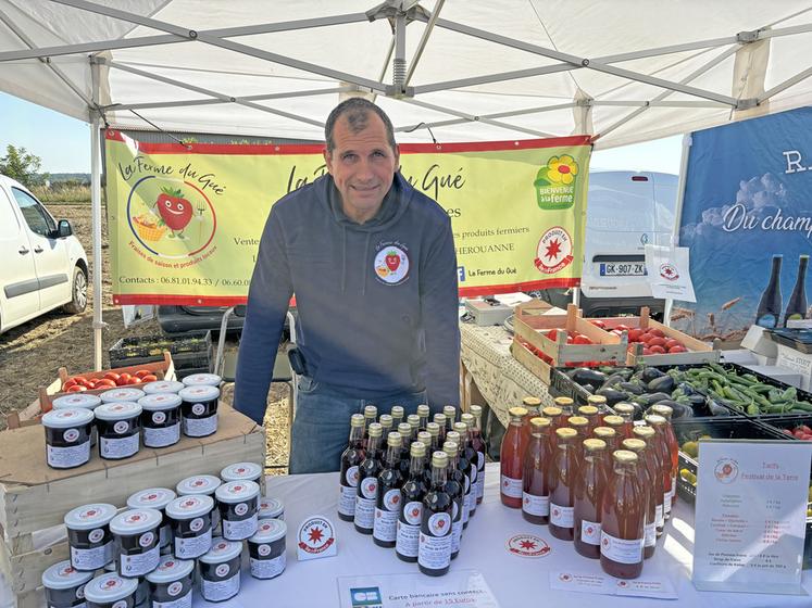 Un des locaux de l’étape, Hervé Duchesne, de la Ferme du Gué à Congis-sur-Thérouanne, proposait ses légumes et ses produits dérivés de fraises.