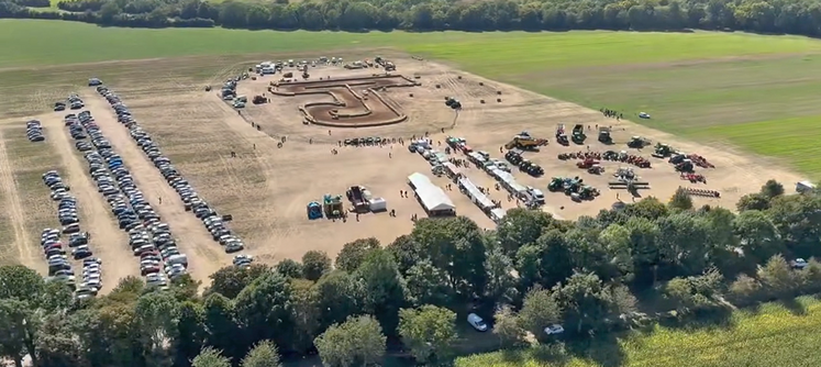 Le site de Montbouy aménagé par les Jeunes agriculteurs du Loiret pour Terre en fête, vu depuis l'hélicoptère à bord duquel des baptêmes étaient proposés.