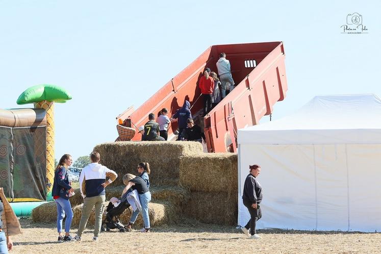 Les jeunes du canton se sont affrontés sur un mur d'escalade aménagé dans une benne. 