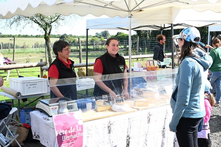 Lucie Oger, gérante de la Fromagerie de Lucie, a fait déguster ses nombreux fromages, dont le cœur de Dêmée ou encore la tomme tourangelle. 