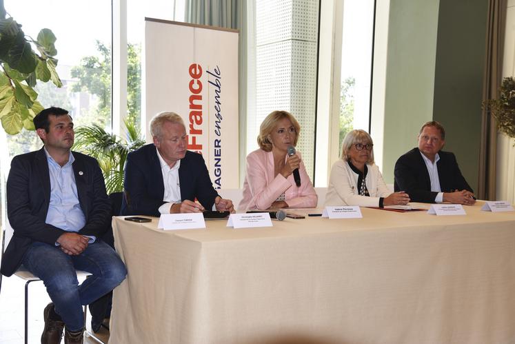 Valérie Pécresse, entourée de Clément Torpier, président de JA Île-de-France, Christophe Hillairet, président de la chambre d'Agriculture de région Île-de-France, Valérie Lacroute, vice-présidente du conseil régional et Damien Greffin, président de la FRSEA, présente les modalités de l'aide exceptionnelle. 