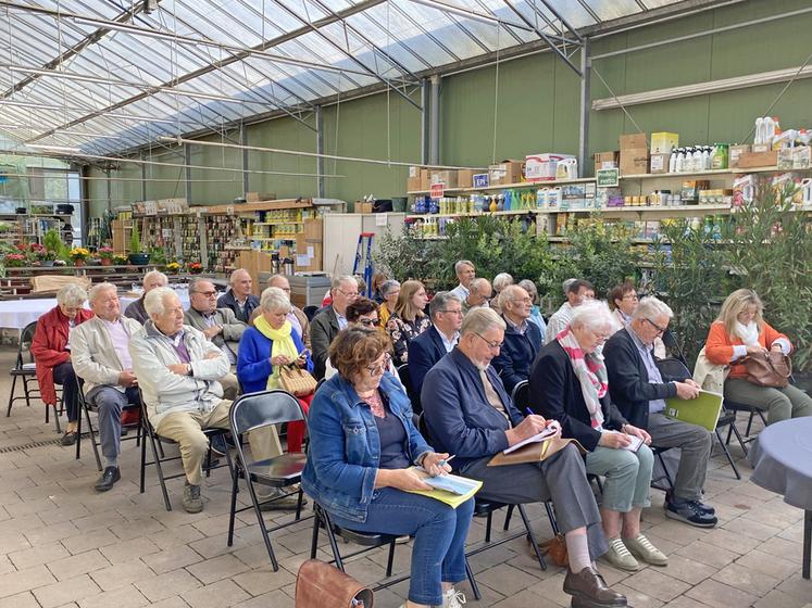 Mardi 10 septembre, au Thillay (Val-d'Oise). Ambiance studieuse et conviviale lors de la réunion des sections des anciens exploitants de la FNSEA Grand bassin parisien.