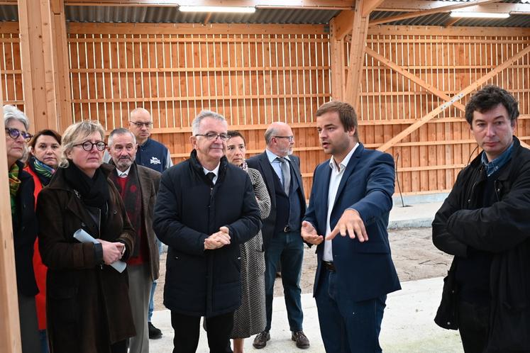 Mercredi 18 septembre, à Villavard. Alexandre Yverneau, directeur de la bergerie pédagogique de l'Agrocampus des Deux Vallées, a fait visiter le nouveau bâtiment de 800 m2 à François Bonneau, président de la Région.