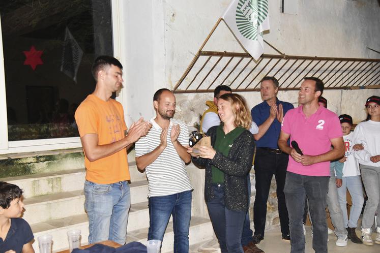 Seule représentante de la gent féminine sur le terrain, Émilie Flé a remis le trophée au capitaine de l'équipe gagnante, Pierre Courtier.