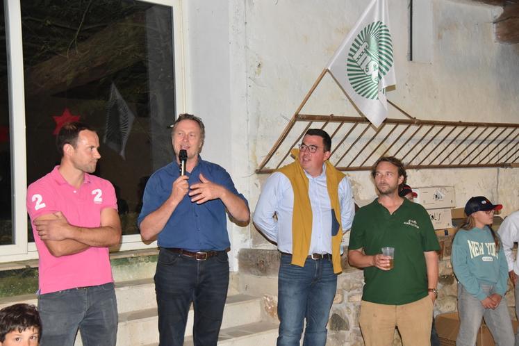 Le nouveau secrétaire de la FDSEA 77 entouré des présidents des trois cantons participant au tournoi : Jean-Baptiste Benoist, Christophe Parent et Olivier Flé.