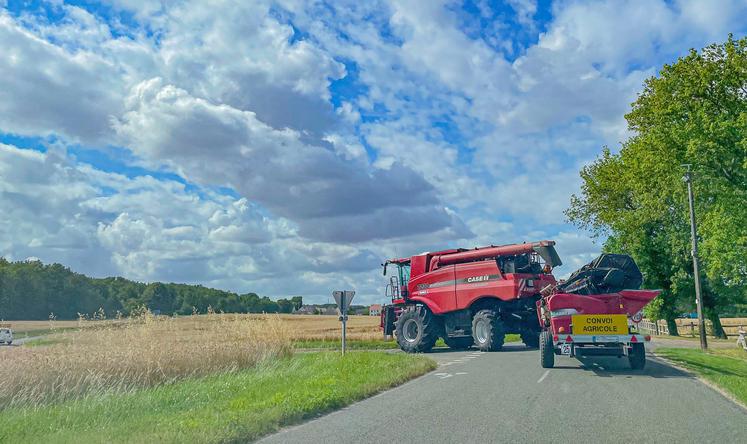 Convoi agricole : moissonneuse-batteuse sur la route.