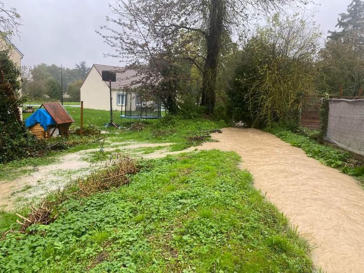 Dans la région d'Épernon (Eure-et-Loir), les fossés sont remplis d'eau.