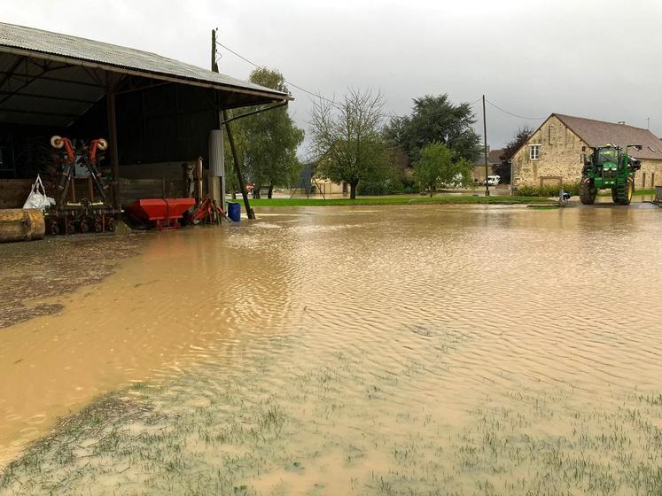 À Villiers-Saint-Georges (Eure-et-Loir), une exploitation victime des inondations.