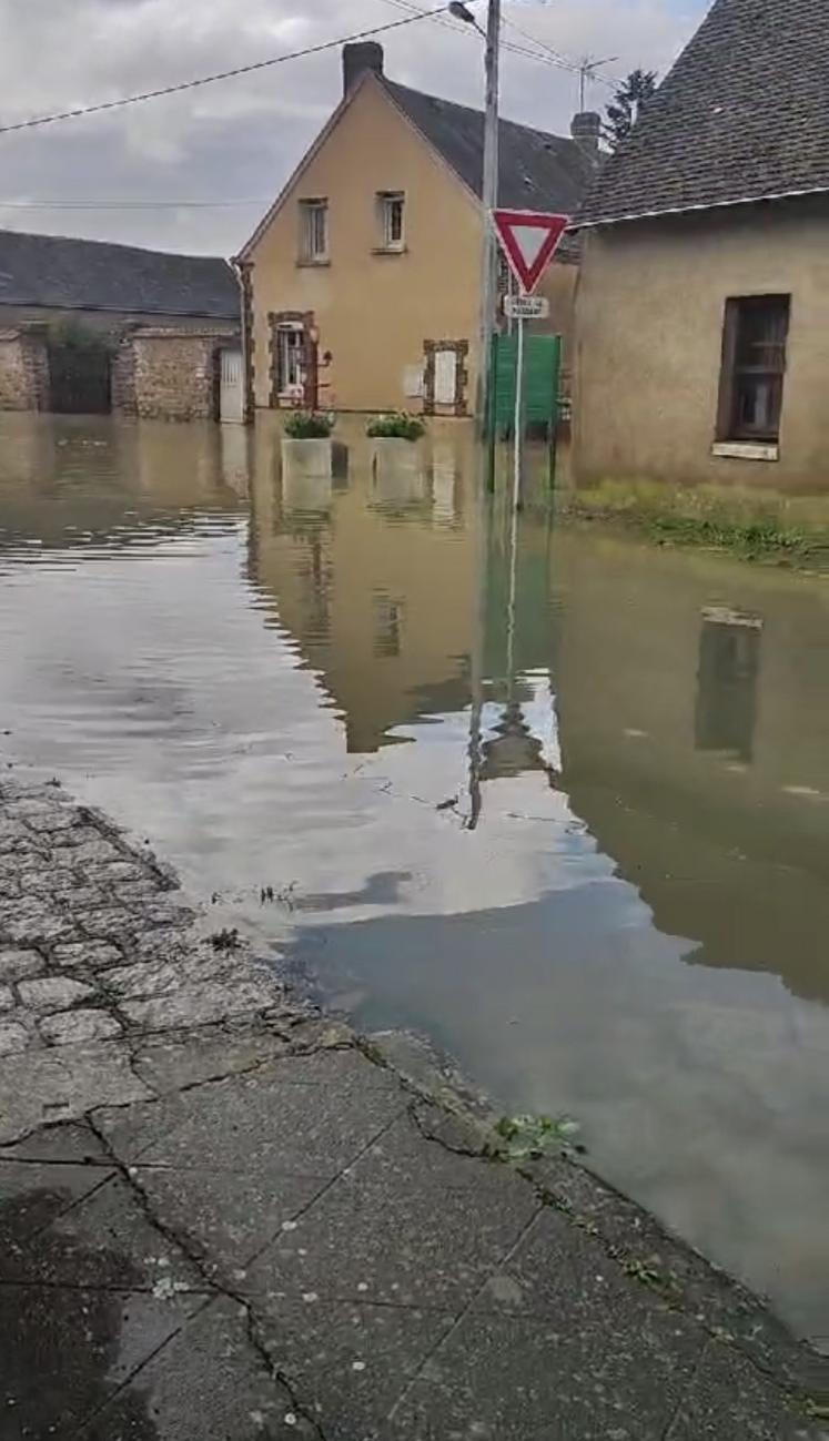 À Alluyes, à coté de Bonneval (Eure-et-Loir), le village est coupé à la circulation.