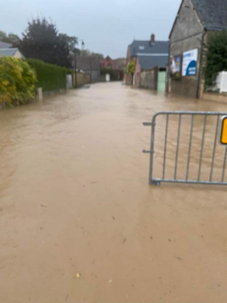 À Gas (Eure-et-Loir), des routes inondées sont fermées à la circulation.