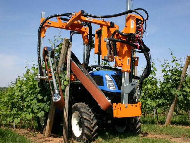 La releveuse palisseuse Provitis embarque 5 000 agrafes métalliques. 