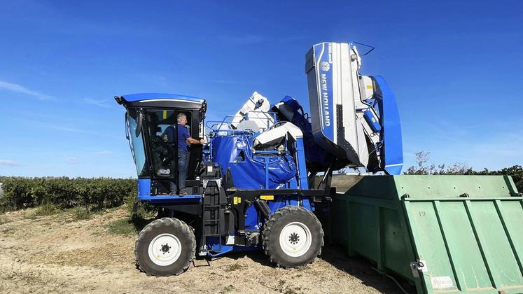 La marque New Holland propose une nouvelle offre de machines à vendanger compactes. 