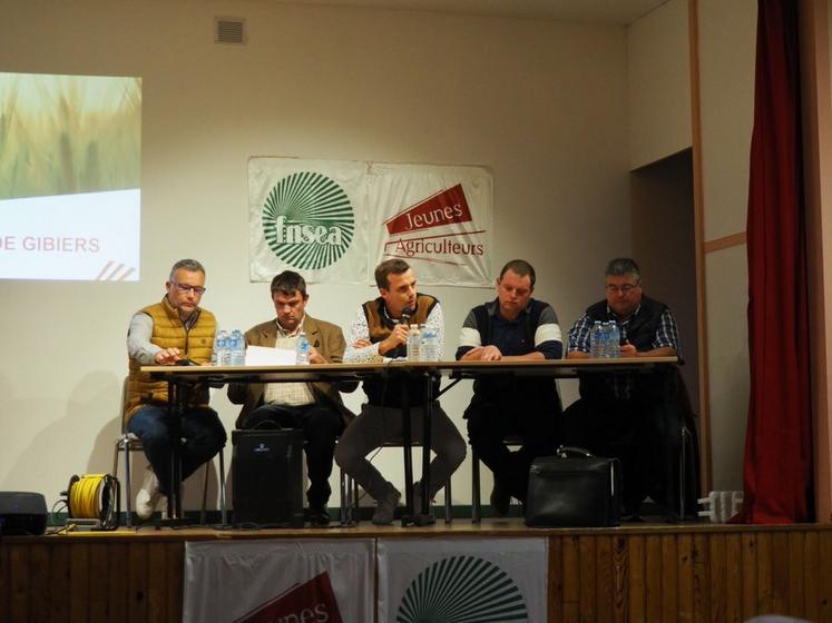 De g. à d., David Barbier technicien à la FDC 45, Mathieu Teixeira élu de la FDC 45, Valentin Caron président des JA Loiret, Julien Legrand responsable de la commission dégâts de gibiers à la FNSEA 45 et Thomas Pointereau, secrétaire général adjoint de la FNSEA 45.