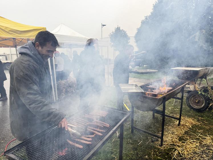 Un barbecue convivial a été organisé par le syndicat local de Houdan devant l'abattoir Guy Harang.