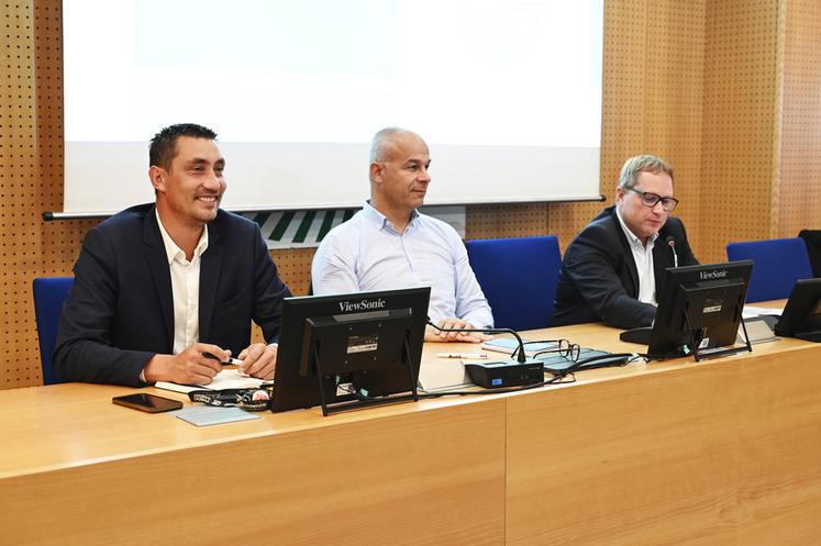 Le 23 septembre, à Paris. Le président de la FNSEA, Arnaud Rousseau a assisté au Conseil agricole francilien. Ici entouré par le président et le secrétaire général de la FRSEA Île-de-France, Damien Greffin et Samuel Vandaele.