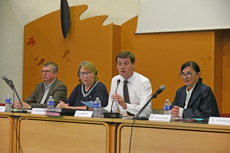 Vendredi 27 septembre, à Orléans. La préfète de la région et du Loiret, Sophie Brocas (à d.) était présente lors de l'avant-dernière session de la mandature.