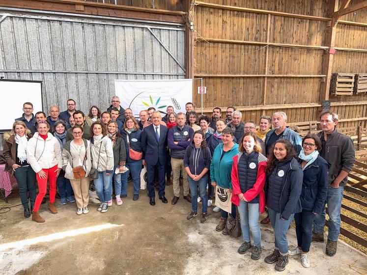 Jeudi 26 septembre, à Thivars. Les membres de Terres d'Eure-et-Loir se sont retrouvés chez Étienne de Saint-Laumer (à d.) pour leur assemblée générale organisée en présence du préfet, Hervé Jonathan (au c.).