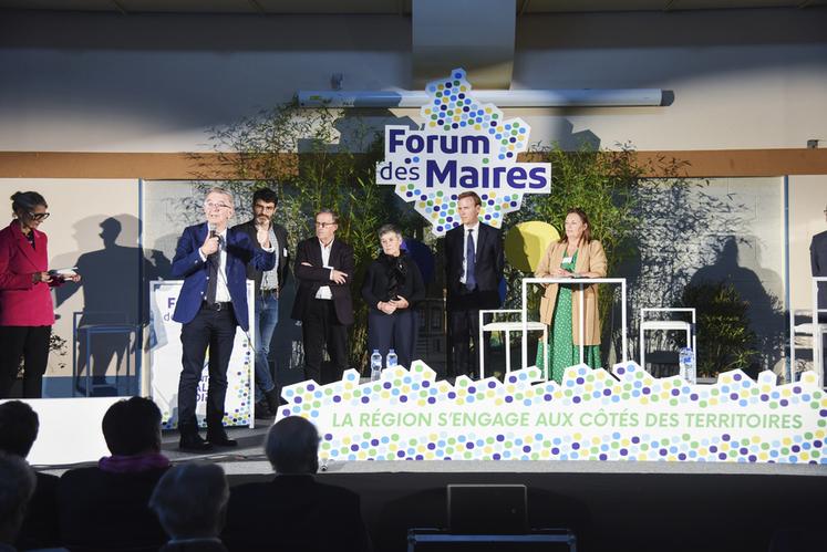 Jeudi 3 octobre, à Champhol. François Bonneau a lancé le 1er Forum des maires d'Eure-et-Loir aux côtés des conseillers régionaux euréliens : Jean-François Bridet, Lionel Geollot, Sylvie Boëns, Harold Huwart et Estelle Cochard (de g. à d.).