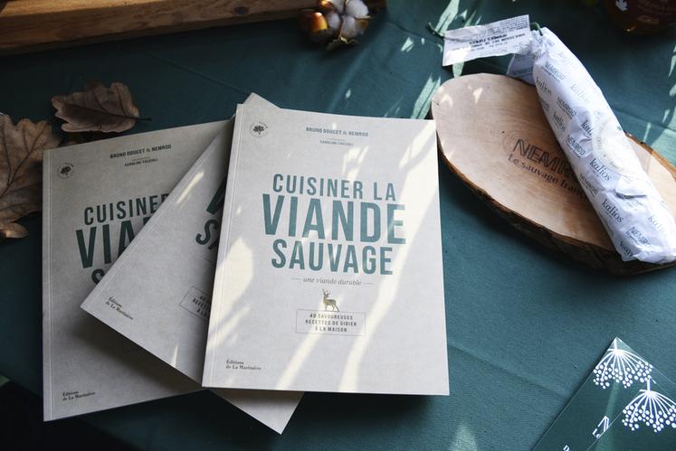 L'entreprise a également co-écrit un livre de recettes pour cuisiner le gibier. Il est en vente dans la boutique de l'atelier et dans les grandes enseignes.