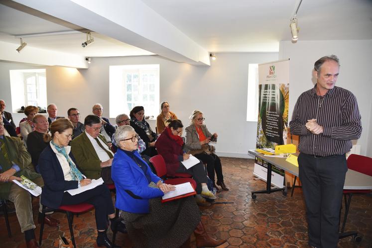 Vendredi 4 octobre, à Saint-Jean-de-Beauregard (Essonne). Jérôme Rosa, responsable de mission au CNPF, détaille les effets du changement climatique sur les forêts lors d'une journée de sensibilisation organisée par Fransylva.