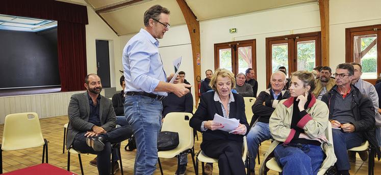 Nonville, mardi 24 septembre. Pascal Verrièle remet à la suppléante du député de la circonscription une copie du projet de loi initié par la FNSEA et les JA.