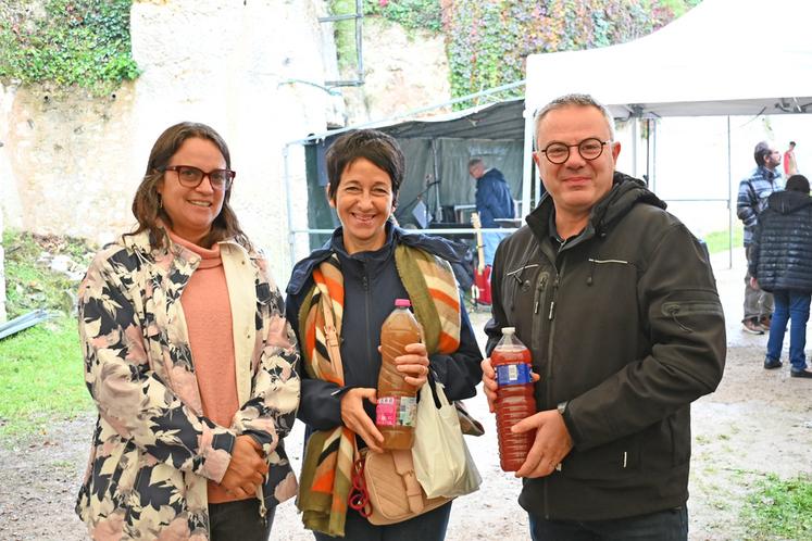 Solène Creuzet, présidente de l'association des Caves aux Caux, a accueilli Claire Foucher-Maupetit, présidente du Syndicat mixte des Pays vendômois, et Laurent Brillard, maire de Vendôme. Les deux élus sont repartis avec une bouteille de bernache, à boire avec modération. 