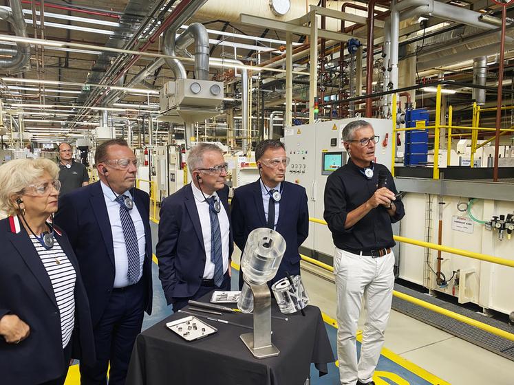 Lundi 9 septembre, à Blois. François Bonneau, président du conseil régional, accompagné de Marc Gricourt, maire de Blois, et de Christophe Degruelle, président d'Agglopolys, ont visité les locaux de l'industriel Phinia qui développe l'hydrogène pour les systèmes à injection. 