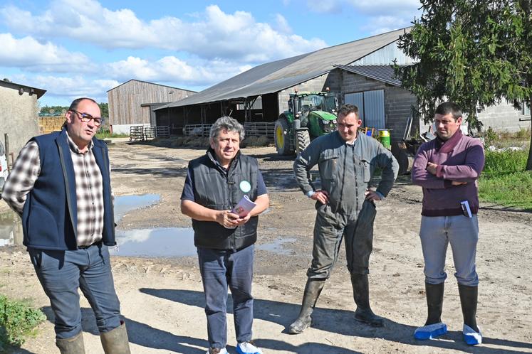 Vendredi 4 octobre, à Muides-sur-Loire. À l'initiative de la FNSEA 41 et de JA 41, une réunion d'information sous forme de visite d'exploitation a eu lieu en présence de Cédric Tranquard, administrateur FNSEA.