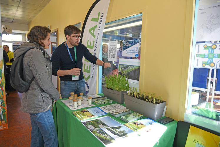 Les 5 et 6 octobre, à Orléans. De nombreux visiteurs sont venus découvrir le stand d'Axéréal et d’Intact lors de la fête de la science et se sont montrés particulièrement intéressés par la culture du pois.