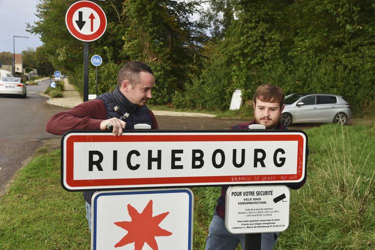 Les actions de montage et démontage ont pris à peine quelques minutes, renouvelées tout au long de la soirée.