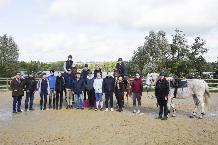 Mardi 8 octobre, à Brou. Les neufs élèves de terminale CGEH* de la MFR de Beaumont-les-Autels et leurs moniteurs ont profité pleinement de cette journée de travail avec le champion olympique Karim Laghouag (6e à d.).